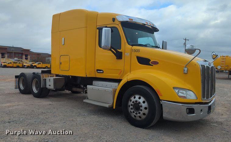 image for item MX9529 2015 Peterbilt 579  semi truck