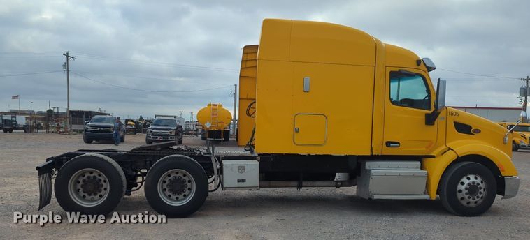 image for item MX9529 2015 Peterbilt 579  semi truck