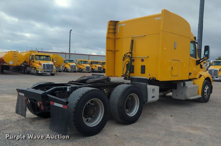 image for item MX9529 2015 Peterbilt 579  semi truck