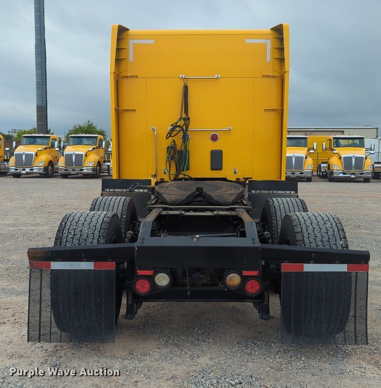 image for item MX9529 2015 Peterbilt 579  semi truck