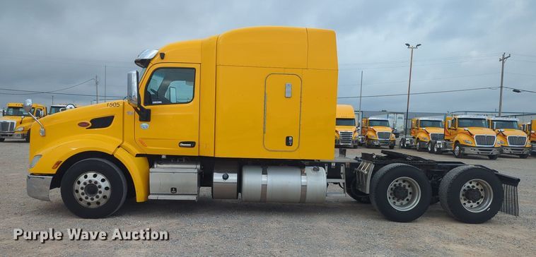 image for item MX9529 2015 Peterbilt 579  semi truck