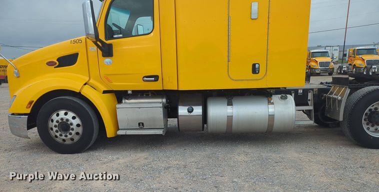 image for item MX9529 2015 Peterbilt 579  semi truck