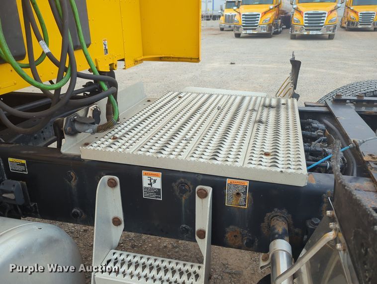 image for item MX9529 2015 Peterbilt 579  semi truck