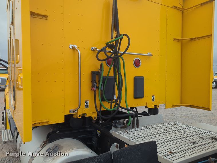 image for item MX9529 2015 Peterbilt 579  semi truck