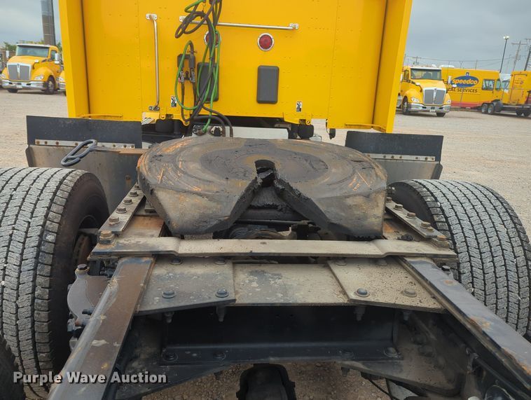 image for item MX9529 2015 Peterbilt 579  semi truck