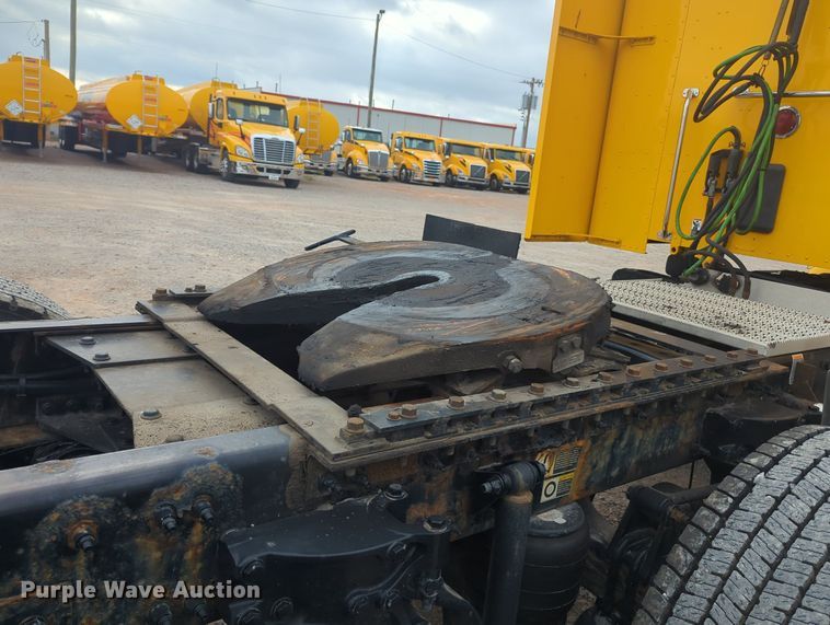 image for item MX9529 2015 Peterbilt 579  semi truck