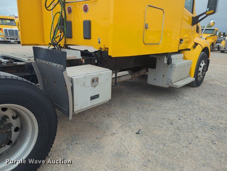 image for item MX9529 2015 Peterbilt 579  semi truck