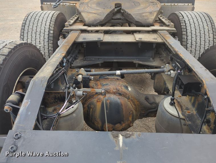 image for item MX9529 2015 Peterbilt 579  semi truck