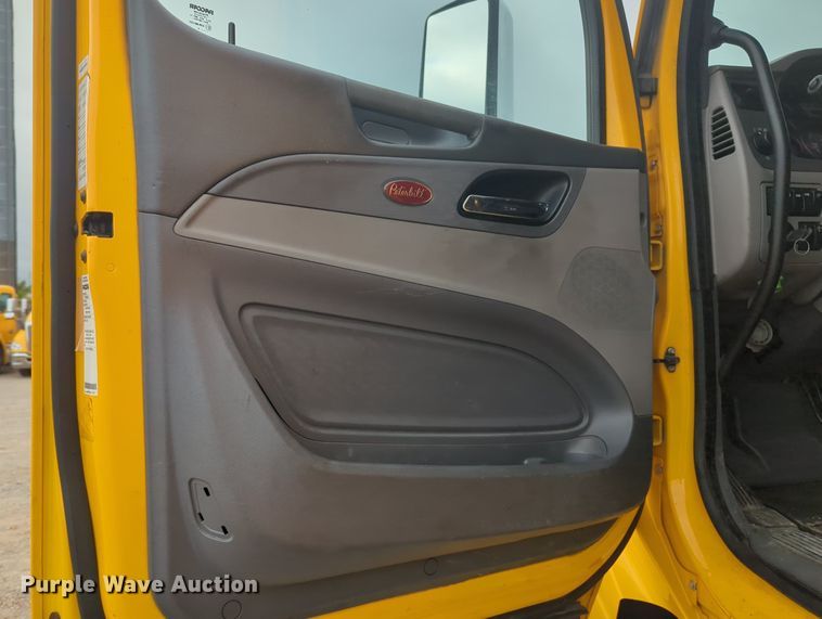 image for item MX9529 2015 Peterbilt 579  semi truck