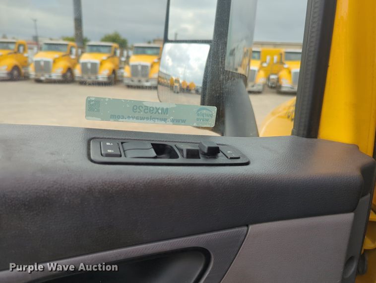 image for item MX9529 2015 Peterbilt 579  semi truck