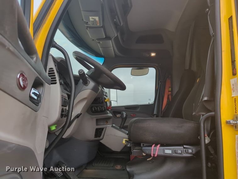 image for item MX9529 2015 Peterbilt 579  semi truck