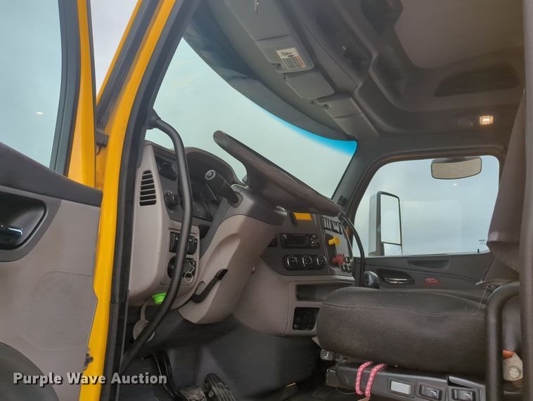 image for item MX9529 2015 Peterbilt 579  semi truck