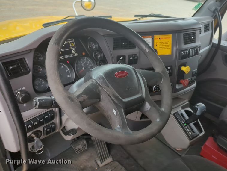 image for item MX9529 2015 Peterbilt 579  semi truck