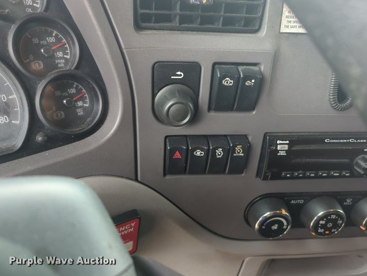 image for item MX9529 2015 Peterbilt 579  semi truck