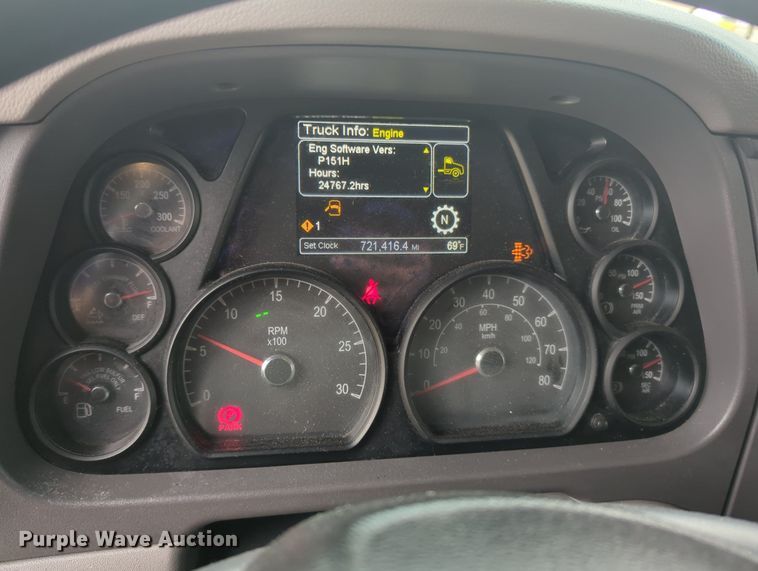 image for item MX9529 2015 Peterbilt 579  semi truck