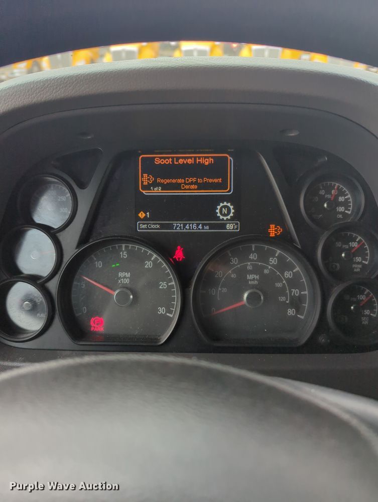 image for item MX9529 2015 Peterbilt 579  semi truck