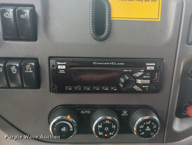 image for item MX9529 2015 Peterbilt 579  semi truck