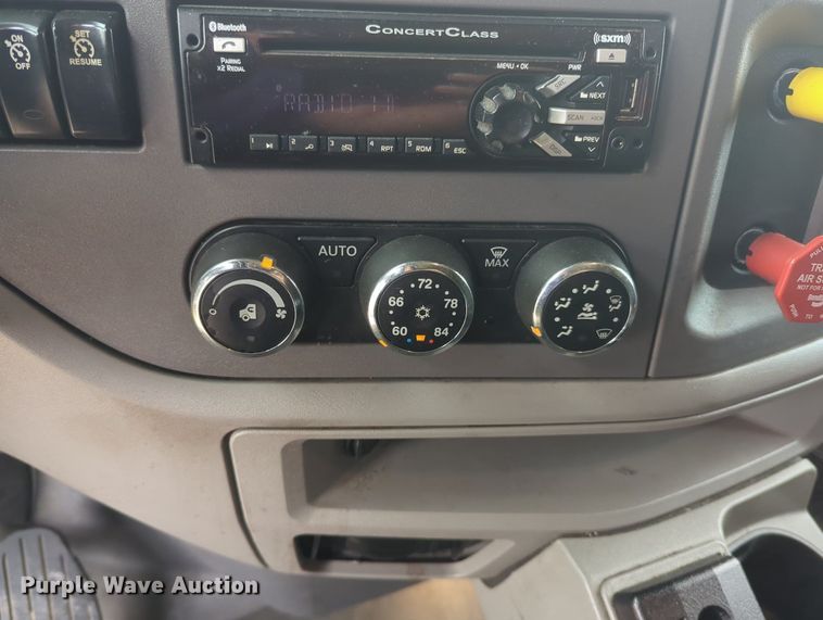 image for item MX9529 2015 Peterbilt 579  semi truck