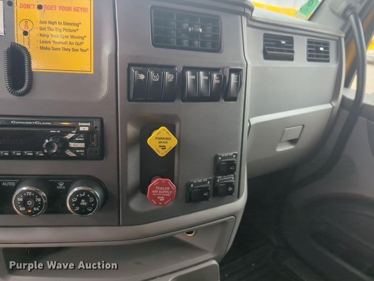 image for item MX9529 2015 Peterbilt 579  semi truck