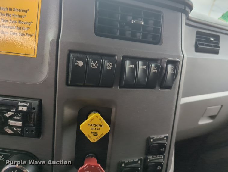 image for item MX9529 2015 Peterbilt 579  semi truck