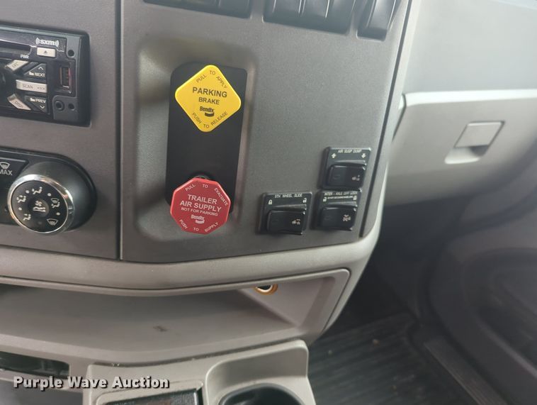 image for item MX9529 2015 Peterbilt 579  semi truck