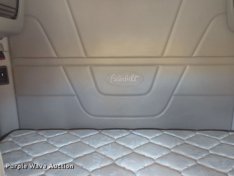 image for item MX9529 2015 Peterbilt 579  semi truck