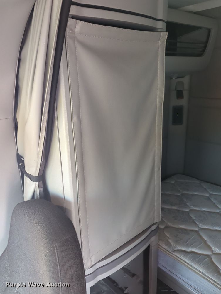 image for item MX9529 2015 Peterbilt 579  semi truck