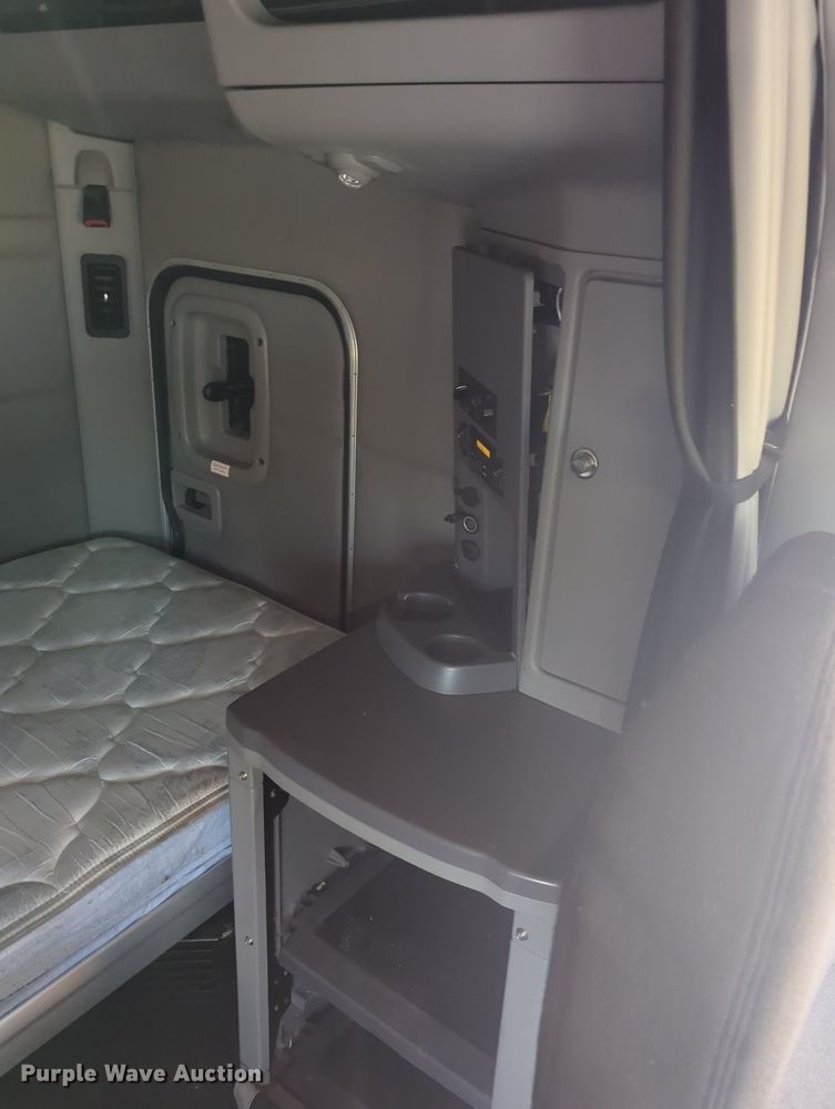 image for item MX9529 2015 Peterbilt 579  semi truck