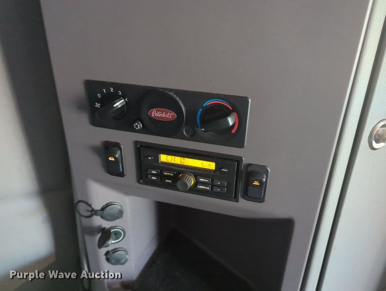 image for item MX9529 2015 Peterbilt 579  semi truck