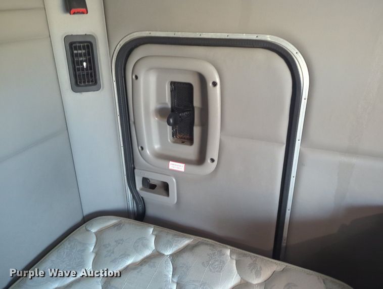 image for item MX9529 2015 Peterbilt 579  semi truck