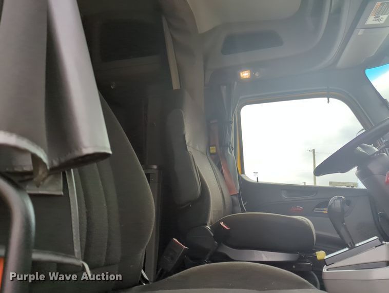 image for item MX9529 2015 Peterbilt 579  semi truck