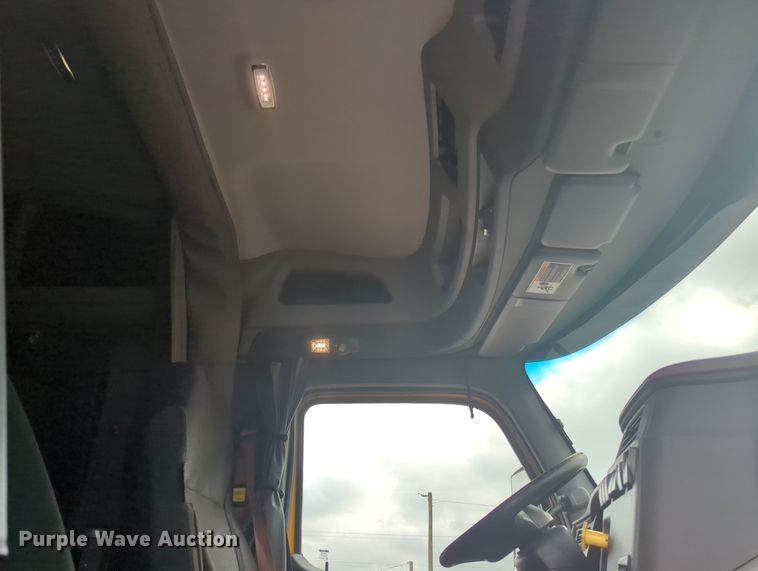 image for item MX9529 2015 Peterbilt 579  semi truck