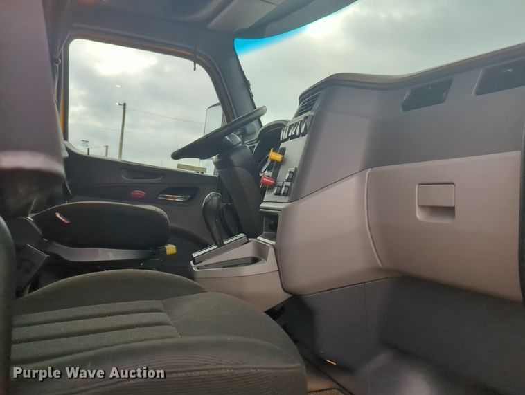 image for item MX9529 2015 Peterbilt 579  semi truck