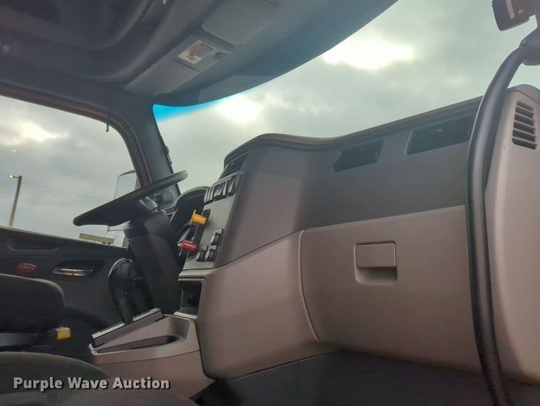 image for item MX9529 2015 Peterbilt 579  semi truck