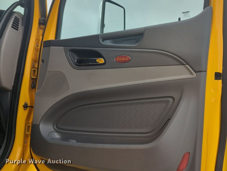 image for item MX9529 2015 Peterbilt 579  semi truck