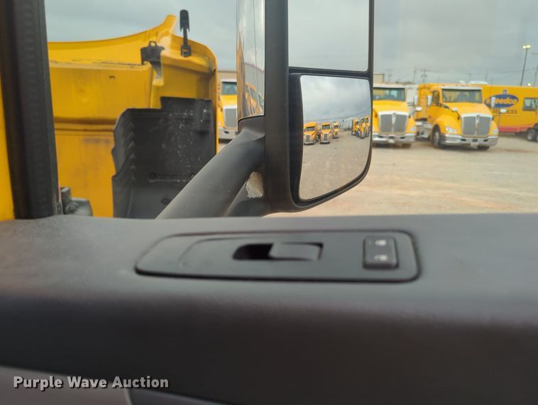 image for item MX9529 2015 Peterbilt 579  semi truck