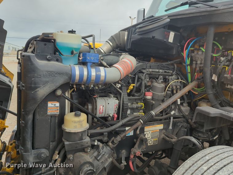 image for item MX9529 2015 Peterbilt 579  semi truck