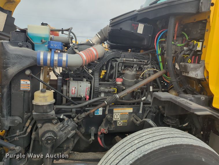 image for item MX9529 2015 Peterbilt 579  semi truck