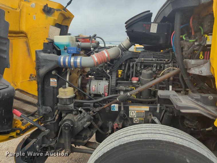 image for item MX9529 2015 Peterbilt 579  semi truck