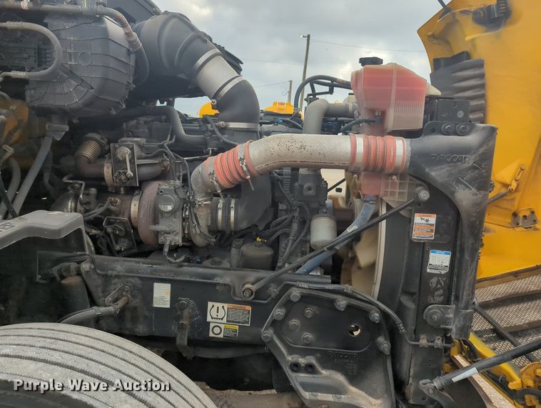 image for item MX9529 2015 Peterbilt 579  semi truck