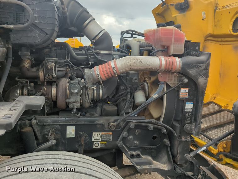 image for item MX9529 2015 Peterbilt 579  semi truck