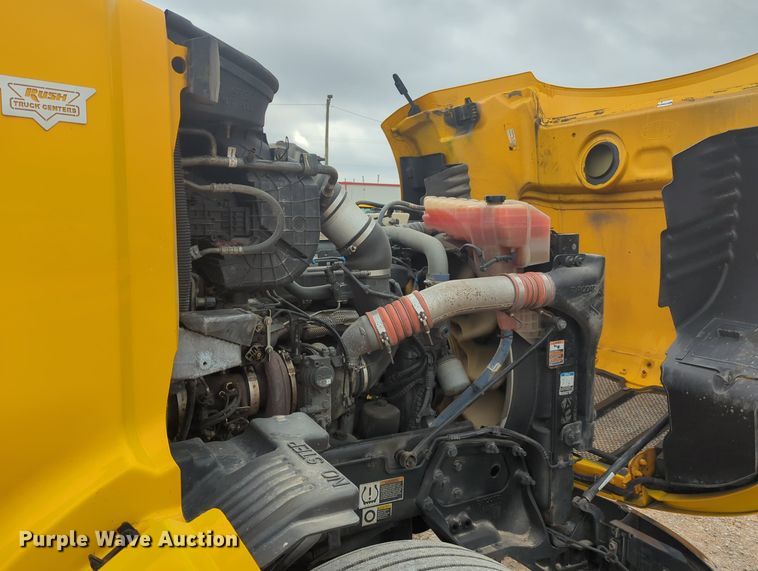 image for item MX9529 2015 Peterbilt 579  semi truck