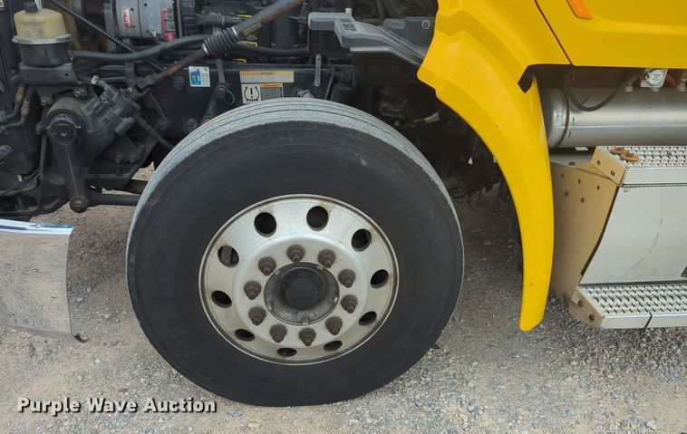 image for item MX9529 2015 Peterbilt 579  semi truck