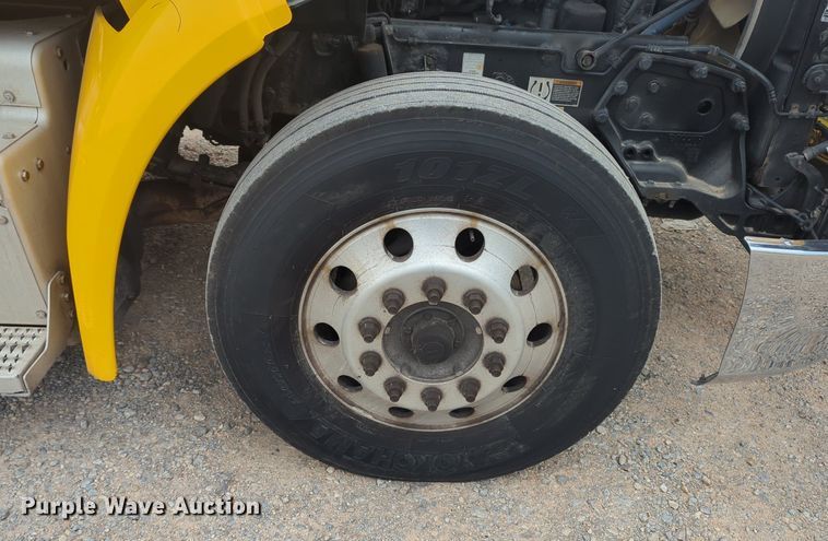 image for item MX9529 2015 Peterbilt 579  semi truck