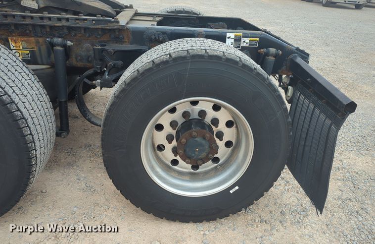 image for item MX9529 2015 Peterbilt 579  semi truck