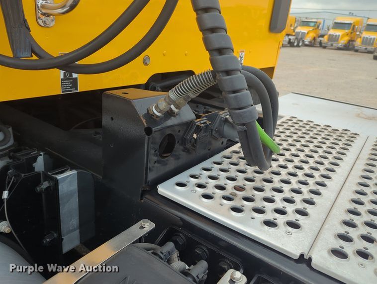 image for item MX9532 2020 Kenworth T680  semi truck