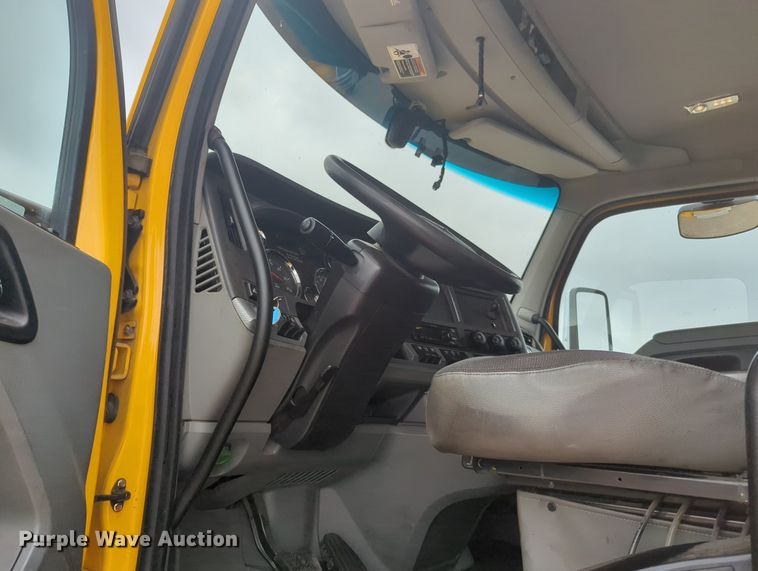 image for item MX9532 2020 Kenworth T680  semi truck