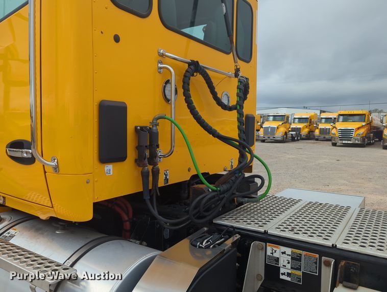 image for item MX9533 2019 Kenworth T680  semi truck