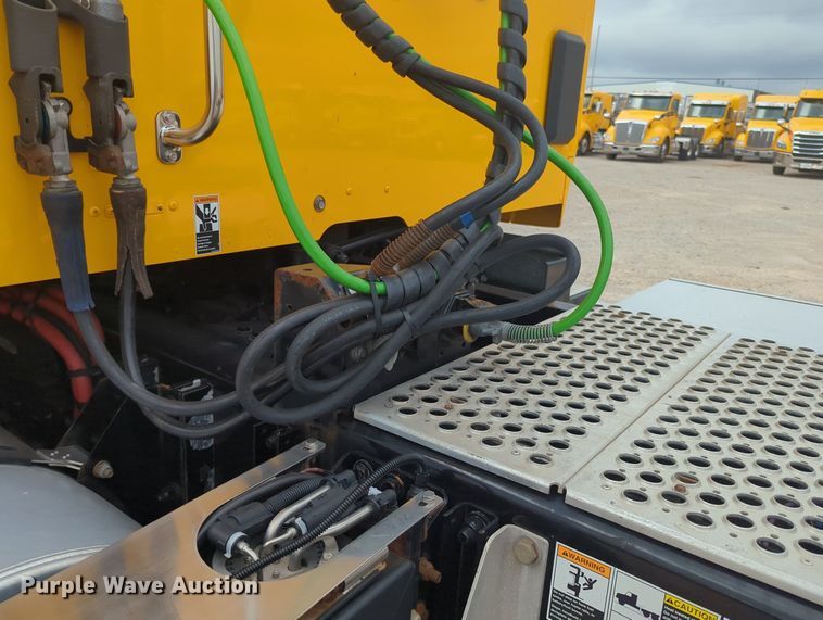 image for item MX9533 2019 Kenworth T680  semi truck