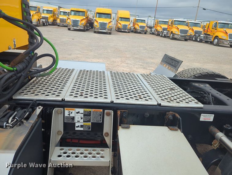 image for item MX9533 2019 Kenworth T680  semi truck